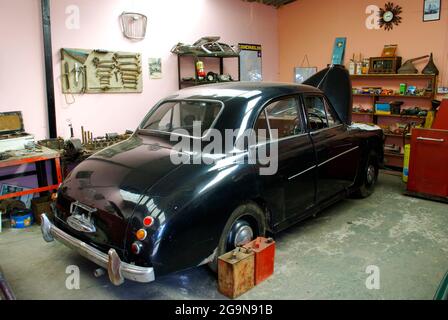 Nachbau einer Garage im Museum der 1950er Jahre, Denbigh. `s Stockfoto